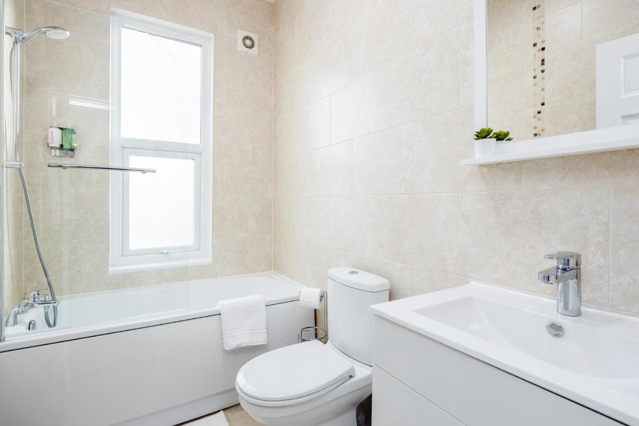 Business & Leisure 2 Bedroom & Parking By Damask Homes Ilford Bagian luar foto